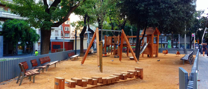 Parque infantil de la renovada plaza Gala Placidia Barcelona
