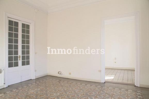 Inmofinders piso en venta en Paseo de Gracia Eixample con suelos porcelánicos originales