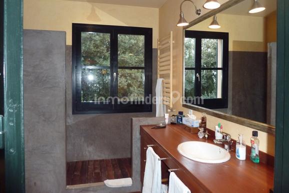 Inmofinders casas de lujo Costa Brava en Baix Empordà como esta con modernos baños