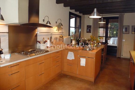 Inmofinders casas de lujo Costa Brava en Baix Empordà como esta con moderna cocina