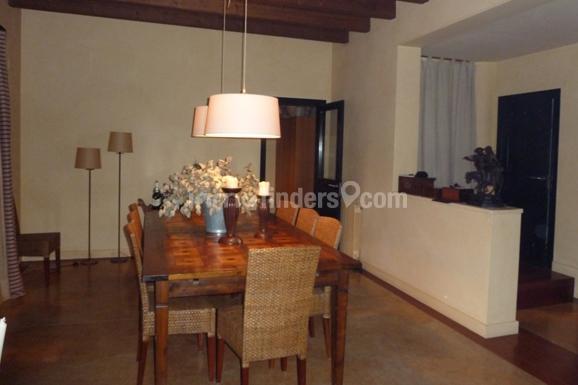 Inmofinders casas de lujo Costa Brava en Baix Empordà como esta con comedor interior
