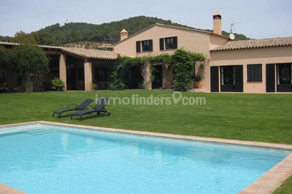 Inmofinders casas de lujo Costa Brava en Baix Empordà como esta con piscina