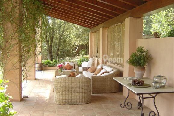 Inmofinders casas de lujo Costa Brava en Baix Empordà como esta con bonito porche