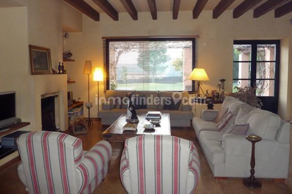 Inmofinders casas de lujo Costa Brava en Baix Empordà como esta con salón con chimenea