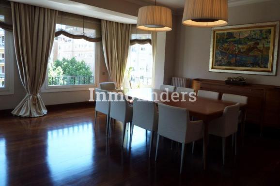 Inmofinders pisos en venta Turo Park Barcelona como este piso con salón con vistas despejadas