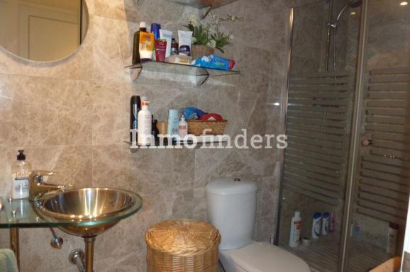Inmofinders apartamento en venta en Empordà Golf Girona con baño completo con ducha