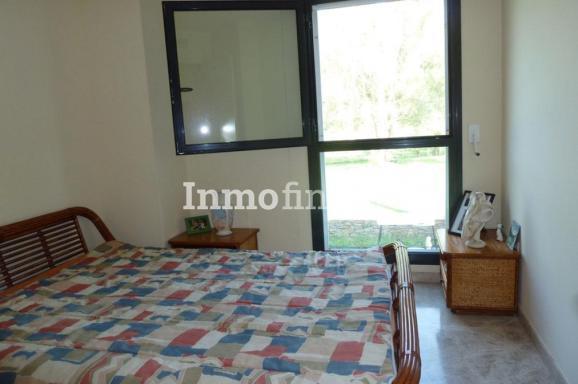 Inmofinders apartamento en venta en Empordà Golf Girona con habitación doble