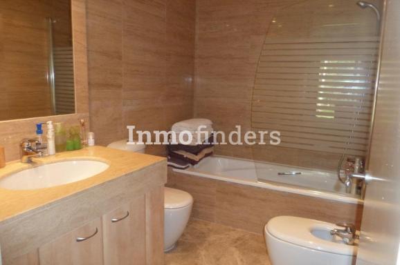 Inmofinders apartamento en venta en Empordà Golf Girona con baño completo