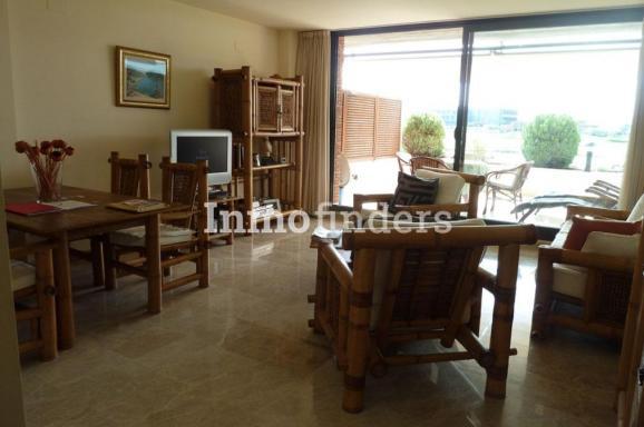 Inmofinders apartamento en venta en Empordà Golf Girona con salón comedor con salida a terraza