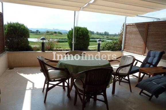 Inmofinders apartamento en venta en Empordà Golf con terraza con vistas al hoyo 18
