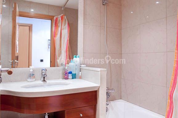 Inmofinders áticos de lujo en Barcelona en venta como este ático con moderno baño