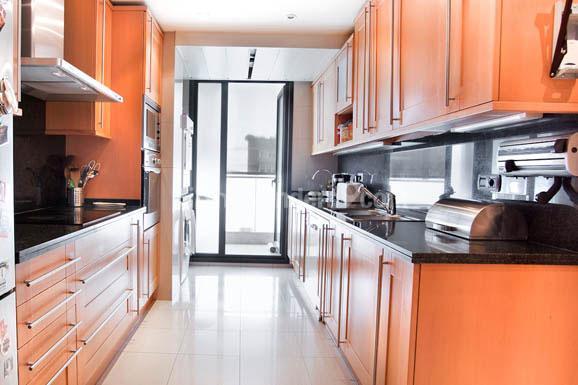 Inmofinders áticos de lujo en Barcelona en venta como este ático con cocina office exterior