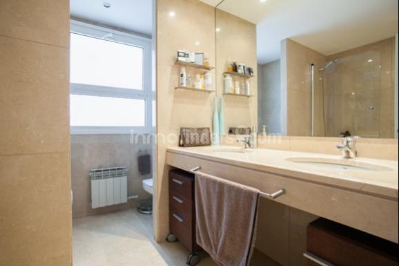 Inmofinders pisos en venta zona Turo Park Barcelona como este con moderno baño