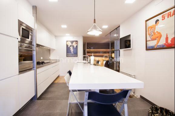 Inmofinders pisos en venta zona Turo Park Barcelona como este con cocina office de diseño