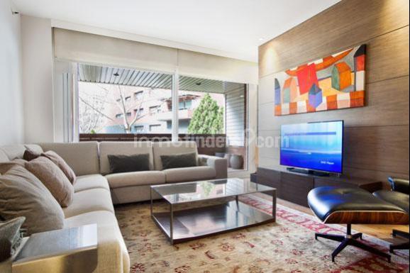 Inmofinders pisos en venta zona Turo Park Barcelona como este con salón comedor con salida a terraza