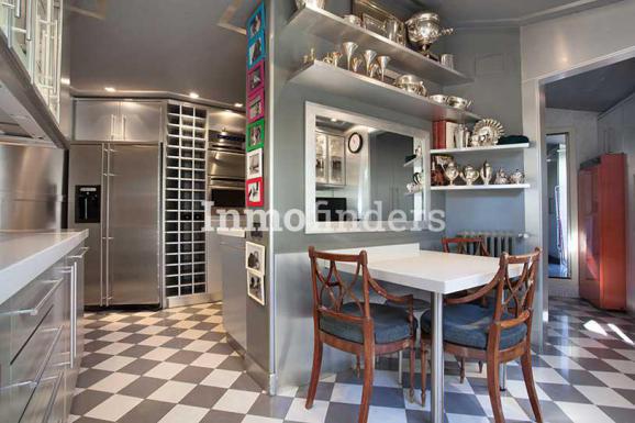 Atico duplex Turo Park Barcelona con moderna cocina office