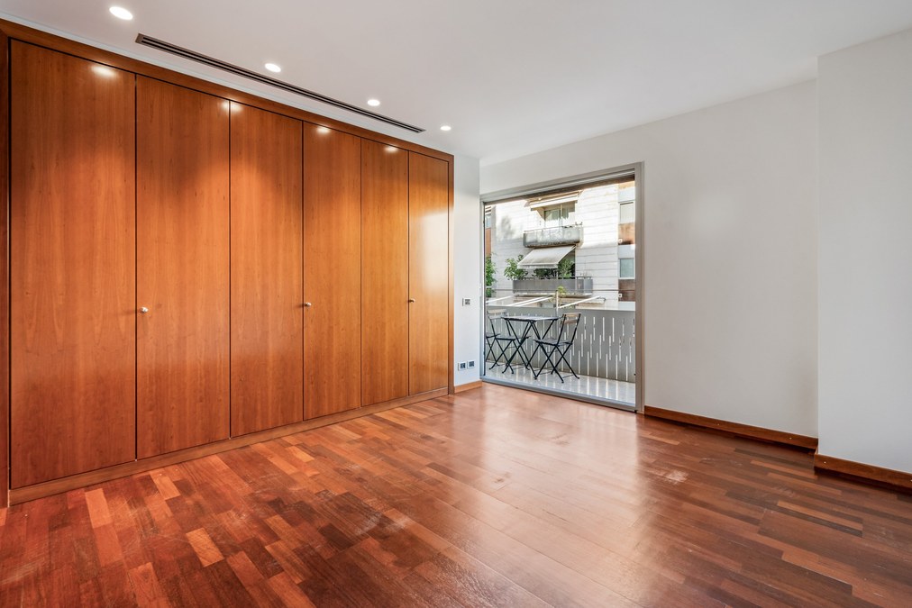 Suite principal con armarios empotrados de madera y salida directa a la terraza