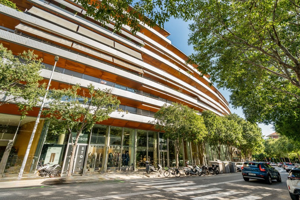 Fachada del edificio de la Avenida Foix, en Sarrià (Barcelona), donde se vende el piso